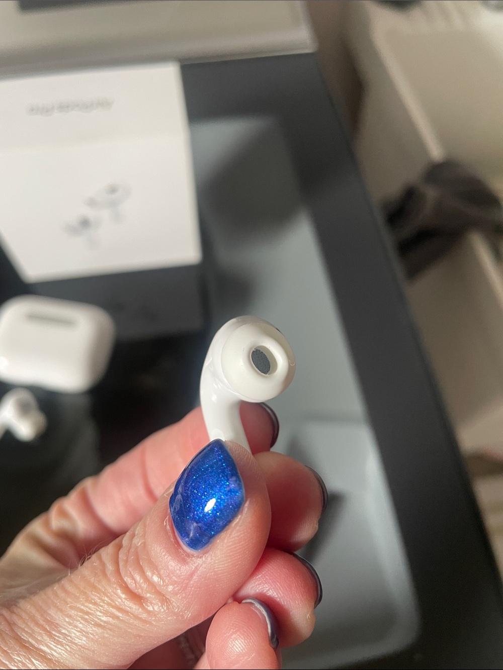 Apple AirPods Pro with White Charging Case and Cable - Picture 7 of 9
